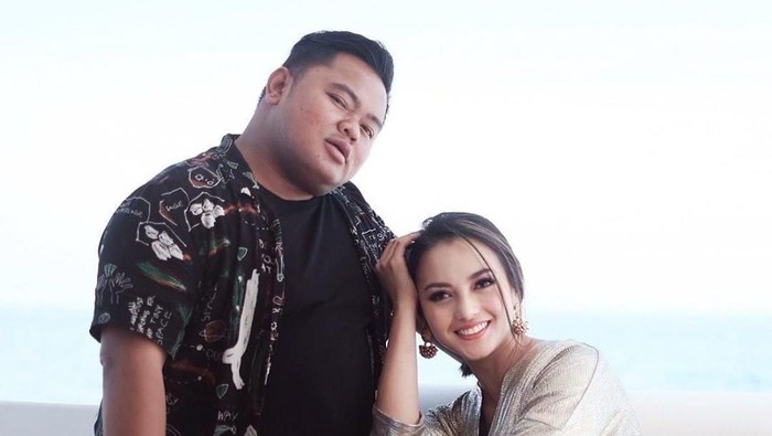 ririn ekawati dan asistennya