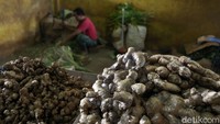 Kenaikan harga itu cukup signifikan, karena biasanya harga jahe merah di pasar tersebut sekitar Rp 50 ribu per kilogram.