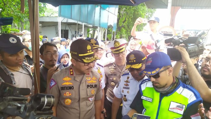 Kakorlantas lakukan penindakan truk obesitas di GT Tanjung Priok. (Foto: Luqman/detikcom)
