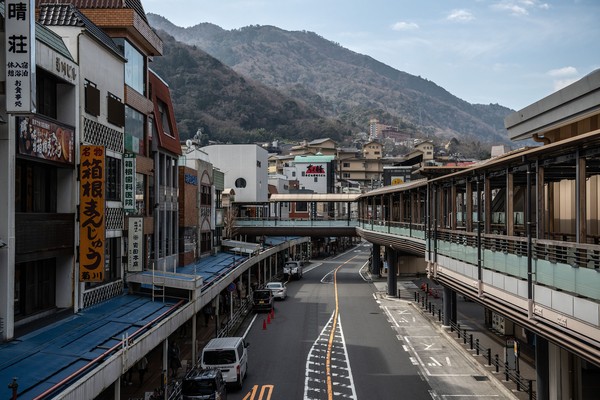 Kawasan Hakone terkenal sebagai salah satu wilayah yang menjadi pilihan para wisatawan domestik maupun internasional untuk berendam air panas. Namun, wabah virus corona membuat kawasan itu mengalami penurunan jumlah pengunjung. Tak sedikit hotel yang menurunkan tarif mereka guna menarik minat para wisatawan untuk berkunjung dan menginap di hotel tersebut. Getty Images/Carl Court. Kawasan Hakone terkenal sebagai salah satu wilayah yang menjadi pilihan para wisatawan domestik maupun internasional untuk berendam air panas. Namun, wabah virus corona membuat kawasan itu mengalami penurunan jumlah pengunjung. Tak sedikit hotel yang menurunkan tarif mereka guna menarik minat para wisatawan untuk berkunjung dan menginap di hotel tersebut. Getty Images/Carl Court.