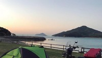 Selama perjalanan, lady bikers yang juga doyan ngebut di aspal sirkuit itu terkadang menghabiskan malam di home stay atau mendirikan tenda di tempat-tempat yang menarik dan alami. Perjalanan terbaik adalah dengan berkemah. Karena di situ Anda akan merasakan suasana alam ketika hari mulai gelap, atau ketika matahari terbit, ujarnya.Foto: Young Machine
