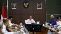 Menteri Pendayagunaan Aparatur Negara dan Reformasi Birokrasi (MenPAN-RB) Tjahjo Kumolo juga turut hadir di rapat tersebut.