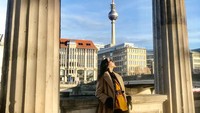 Tak lagi di Paris, namun Ayu berada di Berlin, Jerman. Berlatar menara setinggi 368 m, Berliner Fernsehturm. (Ayu Maulida/Instagram)