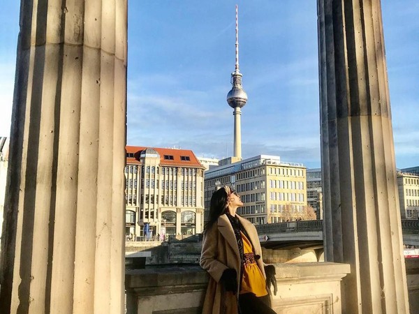 Tak lagi di Paris, namun Ayu berada di Berlin, Jerman. Berlatar menara setinggi 368 m, Berliner Fernsehturm. (Ayu Maulida/Instagram)