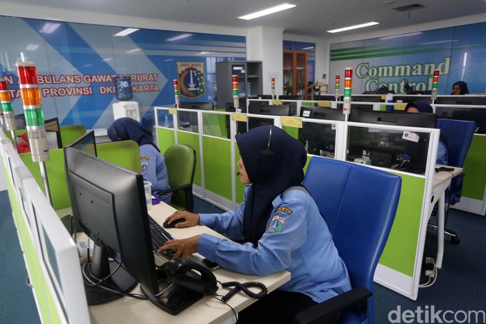 Melihat Posko COVID-19 DKI Jakarta Petugas menerima panggilan telpon di Posko Tanggap COVID-19 di Kantor Dinas Kesehatan DKI Jakarta, Senin (9/3/2020). Penanggung Jawab Posko Tanggap COVID-19 DKI Jakarta, Ani Ruspitawati mengatakan, hingga hari ini Senin (9/3/2020) sudah dihubungi oleh 3.580 orang dan dari jumlah itu ada 64 kasus kategori Orang Dalam Pantauan (ODP) dan 56 Pasien Dalam Pengawasan (PDP).