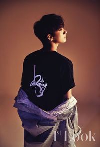 Joshua Hong 'SEVENTEEN' Dewasa Banget di Pemotretan Majalah Ini