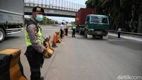 Pemeriksaan muatan truk ini mendapat penjagaan dari aparat kepolisian.