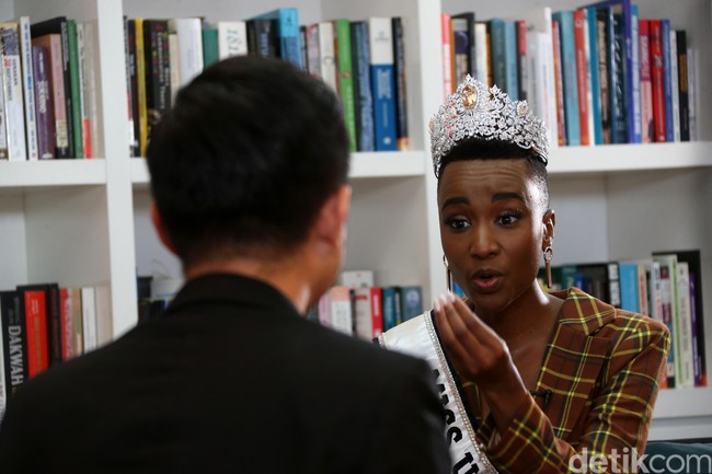 Miss Universe 2019  Zozibini Tunzi sepakat dengan tema yang diusung di International Womens Day 2020 yaitu #eachforequal. Menurutnya saat ini masih banyak kasus ketidaksetaraan antara wanita dengan pria. Foto: Rengga Sencaya/Detikcom