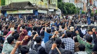 Salah seorang peserta aksi melakukan orasi saat ikut serta dalam aksi #GejayanMemanggilLagi yang digelar sebagai bentuk penolakan terhadap RUU Cipta Kerja atau Omnibus Law.