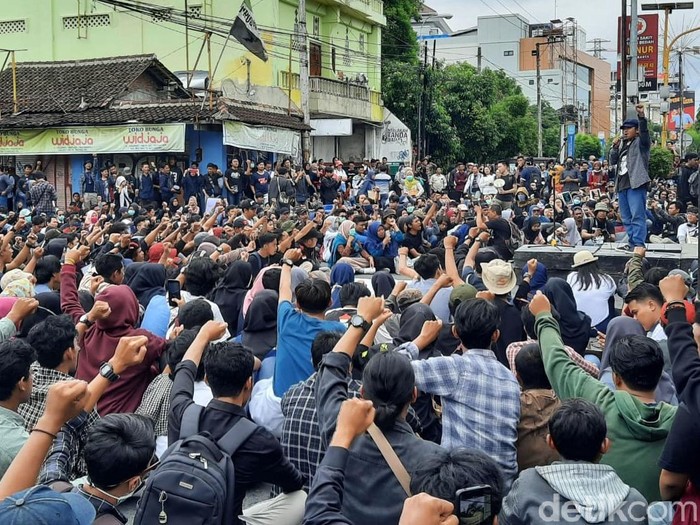 Massa aksi #GejayanMemanggilLagi menduduki kawasan Simpang Tiga Gejayan, DIY. Aksi massa ini menolak RUU Cipta Kerja atau Omnibus Law.