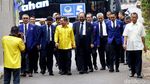 Momen Pelukan Surya Paloh dan Airlangga di DPP Golkar