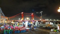 Benteng Kuto Besak berada di Jalan Sultan Mahmud Badarudin, 19 Ilir, Bukit Kecil, Kota Palembang, Sumatera Selatan. Benteng ini terletak di tepi Sungai Musi. PKL menjamu di Benteng Kuto Besak (BKB) di tepi Sungai Musi menjamur (Raja Adil Siregar/detikcom)