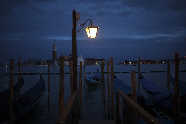 Kawasan Venesia juga turut terkenda dampak dari penyebaran virus corona di kawasan Italia. Wilayah yang dikenal sebagai salah satu magnet pengunjung di Italia itu mengalami penurunan pengunjung akibat COVID-19. AP Photo/Francisco Seco. Kawasan Venesia juga turut terkenda dampak dari penyebaran virus corona di kawasan Italia. Wilayah yang dikenal sebagai salah satu magnet pengunjung di Italia itu mengalami penurunan pengunjung akibat COVID-19. AP Photo/Francisco Seco.