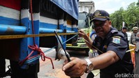 Petugas juga mengukur panjang bak truk.