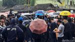 Massa GejayanMemanggilLagi Demo di Bawah Guyuran Hujan