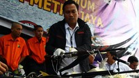 Sejumlah barang bukti berupa senjata tajam yang berhasil diamankan polisi dari pelaku turut ditampilkan di hadapan awak media.