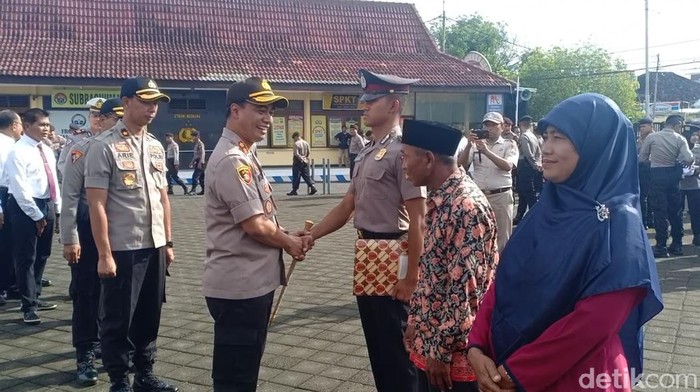 Anak kuli bangunan di Ngawi menjadi bintara terbaik Polri. Bintara itu bernama Muhammad Al Azhar (19).