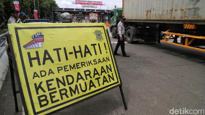 Dalam rangka menciptakan jalan Indonesia bebas truk Over Dimension Over Load (ODOL) Kemenhub melakukan pembatasan jalur yang tegas untuk truk obesitas. Pembatasan truk ODOL diberlakukan mulai hari ini, Senin (9/3/2020) dari tol Tanjung Priok (Jakarta) sampai Bandung.