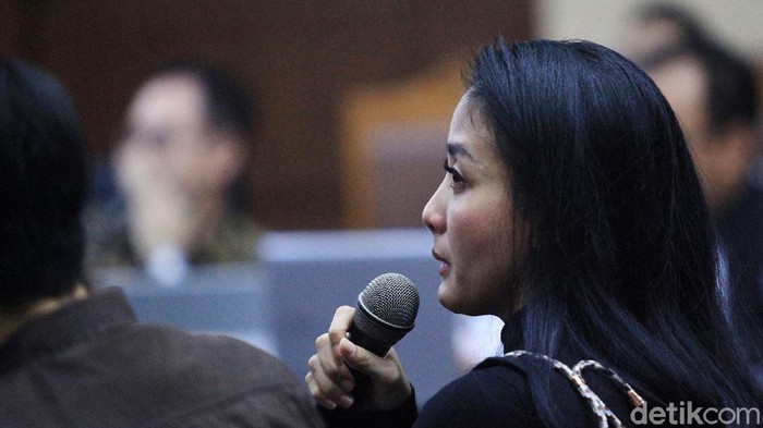 Para saksi memberi keterangan dalam sidang lanjutan kasus pencucian uang dengan terdakwa Tubagus Chaeri Wardana (Wawan) di Pengadilan Tipikor, Jakarta, Senin (9/3/2020). Saksi tersebut yakni (kiri-kanan) mantan sekretaris Wawan, Laura Indriani, pengusaha Ama Liko Nicolous dan artis Aima Mawaddah. Jaksa mencecar para saksi terkait pemberian mobil dan uang ke sejumlah artis seperti Pevita Pearce, Aima MAwaddah, Jennifer Dunn,  Rebecca Soejati dan Catherine Wilson.