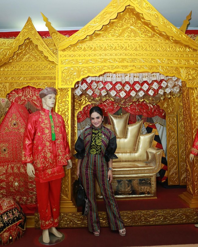 Krisdyanti melakukan kunjungan kerja Komisi XI Padang, Sumatera Barat. Ia juga menyempatkan berkunjung ke museum Adityawarman. Penampilannya terlihat bersahaja dengan jumpsuit dari tenun Tais Timor Leste. Sementara wajahnya dirias dengan makeup bernuansa pink. Foto: Instagram/@krisdayantilemos