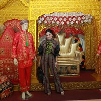 Krisdyanti melakukan kunjungan kerja Komisi XI Padang, Sumatera Barat. Ia juga menyempatkan berkunjung ke museum Adityawarman. Penampilannya terlihat bersahaja dengan jumpsuit dari tenun Tais Timor Leste. Sementara wajahnya dirias dengan makeup bernuansa pink. Foto: Instagram/@krisdayantilemos