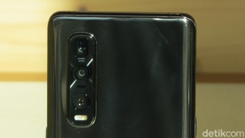 Layarnya juga memakai waterfall screen, melengkung di bagian tepinya. Tentu saja ini membuat Oppo Find X2 Pro jadi nyaman dalam genggaman. (Fitraya Ramadhanny/detikcom)
