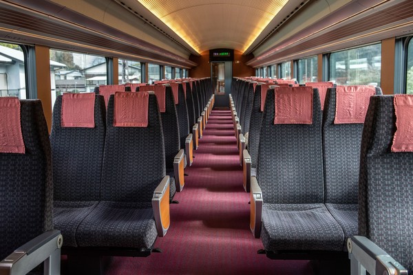 Kereta yang kerap mengangkut para wisatawan dari Shinjuku menuju Hakone, yang terkenal dengan pemandian air panasnya tampak sepi pengunjung. Getty Images/Carl Court. Kereta yang kerap mengangkut para wisatawan dari Shinjuku menuju Hakone, yang terkenal dengan pemandian air panasnya tampak sepi pengunjung. Getty Images/Carl Court.