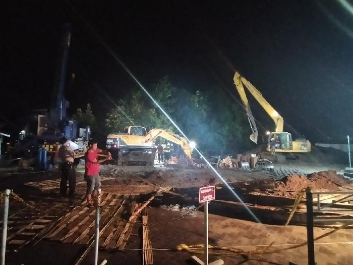 Warga sejumlah wilayah di Surabaya masih harus menghemat penggunaan air. Sebab hingga pagi tadi, air yang mengalir ke rumah mereka masih kecil.