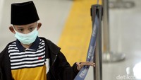 Tak hanya orang dewasa, anak-anak pun tampak mengenakan masker saat beraktivitas di Stasiun Pasar Senen, Jakarta.
