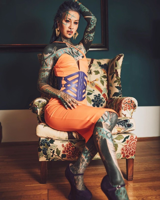 Selain tato di tubuh dan bola mata, YouTuber tersebut juga tampil semakin unik dengan gaya rambutnya yang gimbal. Foto: Instagram @anuskatzzz