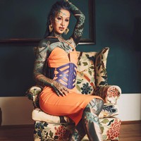 Selain tato di tubuh dan bola mata, YouTuber tersebut juga tampil semakin unik dengan gaya rambutnya yang gimbal. Foto: Instagram @anuskatzzz