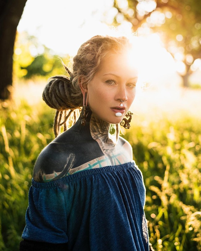 Anuskatzz adalah wanita asal Jerman yang dikenal ekstrem dalam memodifikasi tubuh. Menganggap jika tubuhnya adalah kanvas, wanita tersebut mentato hampir seluruh bagian badannya, bahkan termasuk bola mata. Begini penampilannya sebelum berbola mata ungu. Foto: Instagram @anuskatzzz