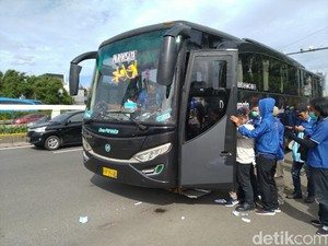 Demo Tolak Omnibus Law di Gedung DPR Usai, Massa Bubar Naik Bus