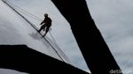 Aksi Spiderman Saat Mengecat Kubah Masjid Istiqlal