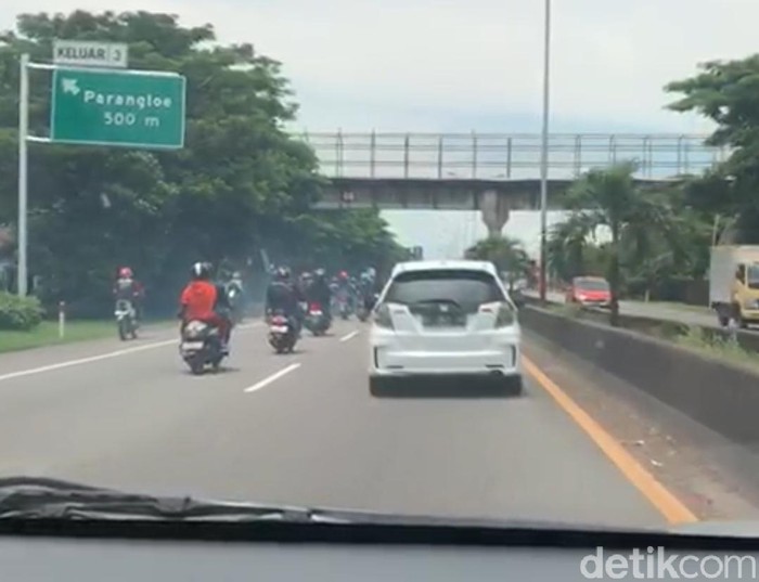 Video iring-iringan pengantar jenazah di Makassar masuk ke tol (Screenshot video viral)