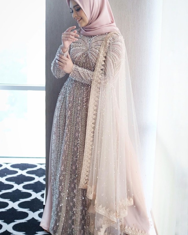 Dalam Instagram sang desainer dijelaskan bahwa gaunnya tersebut memiliki sentuhan India. Engagement Dress of @vebbypalwinta. Request-nya cuma mau ada sentuhan India sesuai darah keturunan Vebby. Sisanya dipasrahkan, tulis sang desainer @renzilazuard di Insgaramnya.  Foto: Instagram @folklore.project