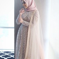 Dalam Instagram sang desainer dijelaskan bahwa gaunnya tersebut memiliki sentuhan India. Engagement Dress of @vebbypalwinta. Request-nya cuma mau ada sentuhan India sesuai darah keturunan Vebby. Sisanya dipasrahkan, tulis sang desainer @renzilazuard di Insgaramnya.  Foto: Instagram @folklore.project