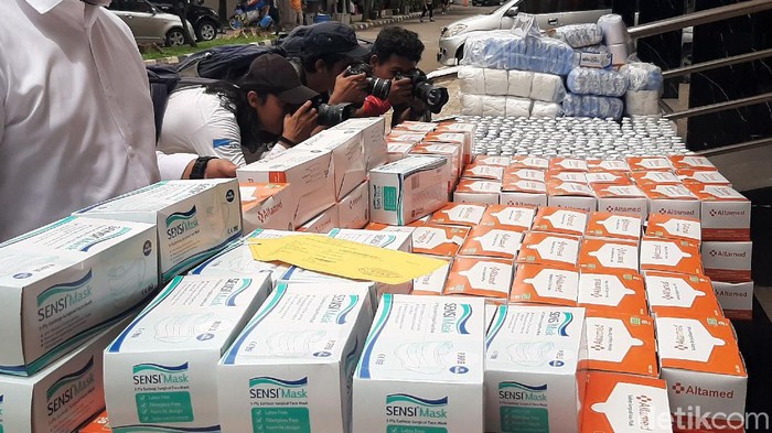 Polisi tangkap komplotan penimbun masker dan pembersih tangan di Kabupaten Bogor. Selain menimbun mereka juga produksi masker yang tak sesuai standar kesehatan.