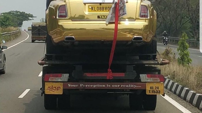 Mobil mewah ini jadi taxi untuk turis