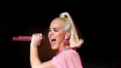 Gaya Perdana Katy Perry di Panggung Setelah Umumkan Kehamilan 