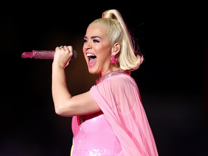 MELBOURNE, AUSTRALIA - MARCH 08: Katy Perry performs on stage with the Australian team during a concert after their victory in the ICC Womens T20 Cricket World Cup Final match between India and Australia at the Melbourne Cricket Ground on March 08, 2020 in Melbourne, Australia. (Photo by Cameron Spencer/Getty Images)