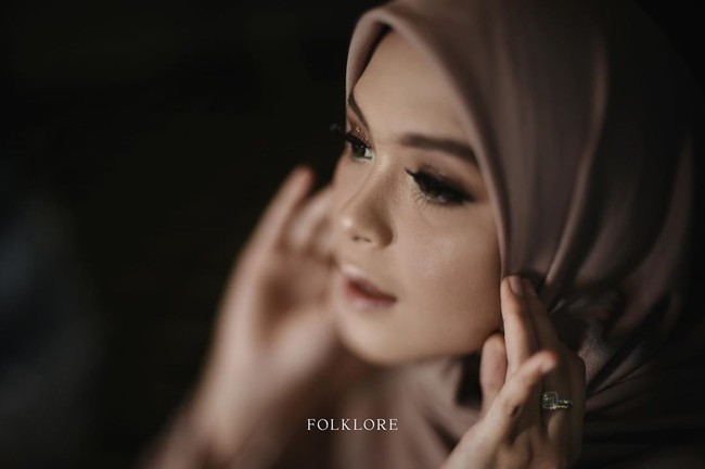 Penampilan bintang sinetron Manusia Harimau itu pun semakin cantik dengan riasan flawless berwarna pink.  Foto: Instagram @folklore.project