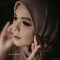 Penampilan bintang sinetron Manusia Harimau itu pun semakin cantik dengan riasan flawless berwarna pink.  Foto: Instagram @folklore.project