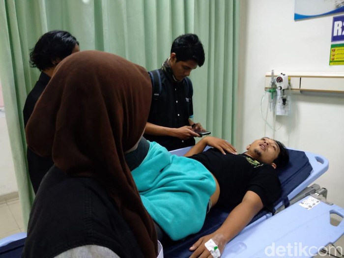 Demo ratusan petani dan Mahasiswa PMII soal relokasi saluran irigasi di Jember berakhir ricuh. Satu dari enam mahasiswa yang terluka akan operasi rahang.