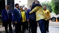 Ketua Umum (Ketum) Partai Nasional Demokrat (NasDem) Surya Paloh berpelukan dengan Ketum Golkar Airlangga Hartarto saat mengunjungi kantor DPP Golkar, Jakarta, Senin (9/3/2020).