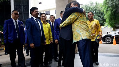 Momen Pelukan Surya Paloh dan Airlangga di DPP Golkar