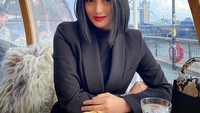 Memakai outfit serba hitam kakak pesinetron Rini Yulianti ini terlihat keren. Penampilannya nampak kontras dengan pizza enak di hadapannya. Foto: Instagram ririnekawati