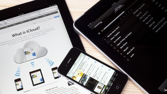 Seoul, Korea - August 27, 2011: Apple iPhone & iPad. iCloud stores your content and wirelessly pushes it to all your devices.