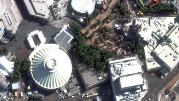 Space Mountain, Tokyo Disneyland pada Agustus 2019. Foto: Maxar Technologies