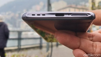 Di bagian bawah ada slot USB type-C untuk charge dan transfer data, slot untuk SIM card dan mikrofon (Fitraya Ramadhanny/detikcom)